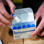 Un trabajador prepara los viales de la nueva vacuna contra la Covid-19 de Janssen en los Países Bajos