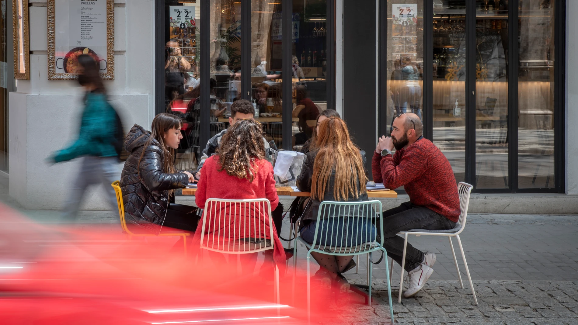 Seis personas sentadas en una terraza