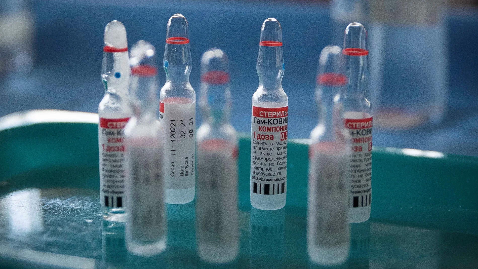 Ampollas con dosis de la vacuna rusa Sputnik V sobre una bandeja