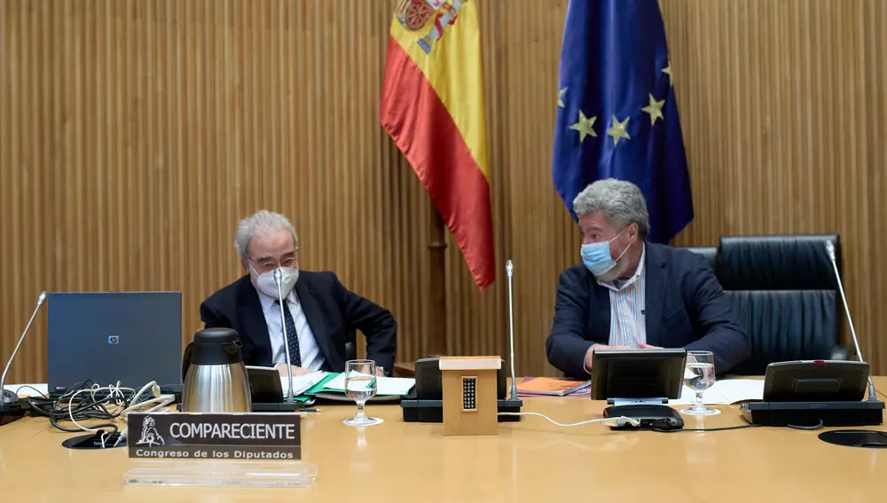 El presidente del Consejo de Seguridad Nuclear (CSN), José María Serena i Sender (i), antes de comparecer en la Comisión para la Transición Ecológica y Reto Demográfico