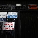 Carteles de "se vende" y "se alquila" en un portal del centro de Madrid