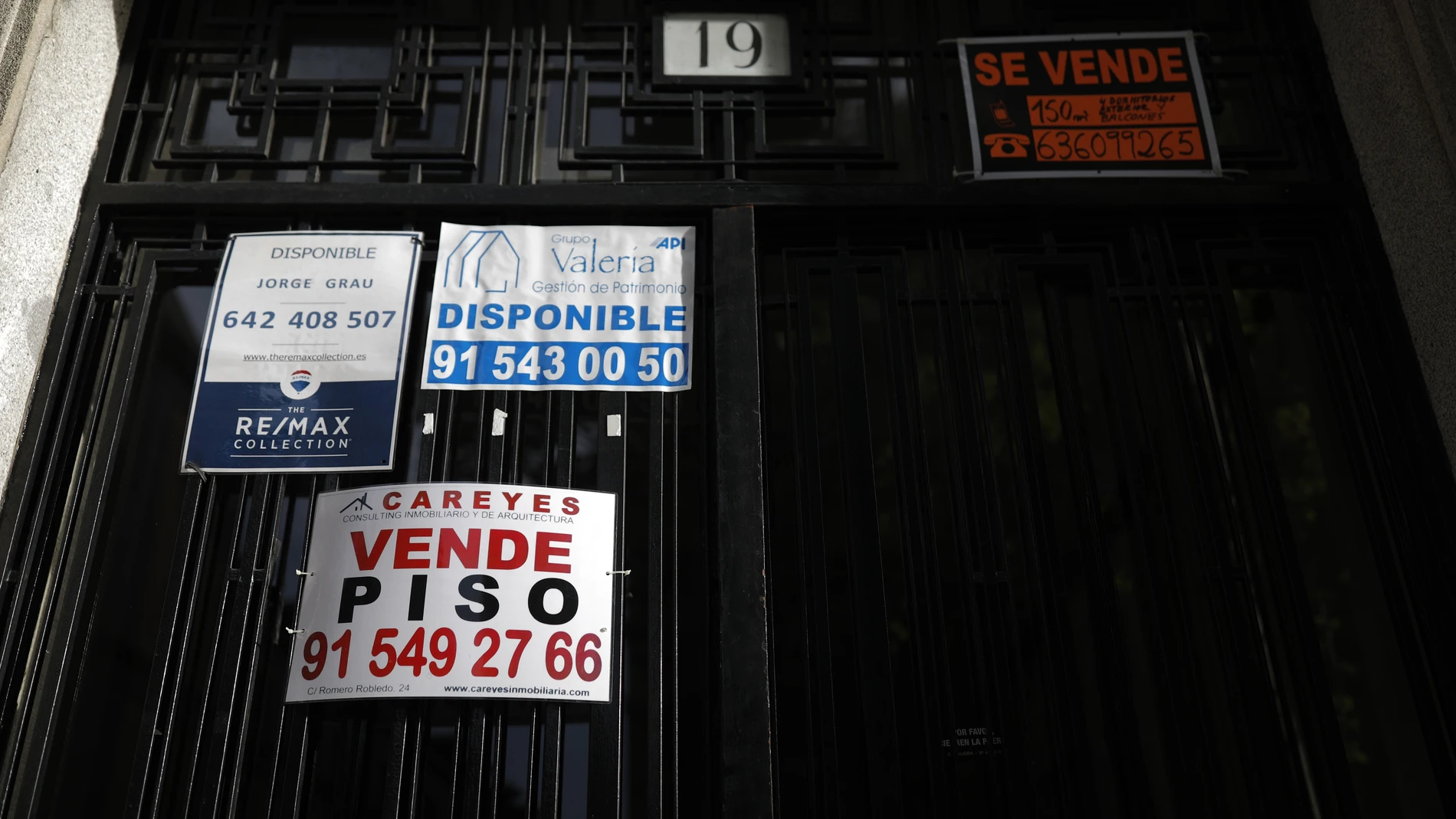Carteles de "se vende" y "se alquila" en un portal del centro de Madrid