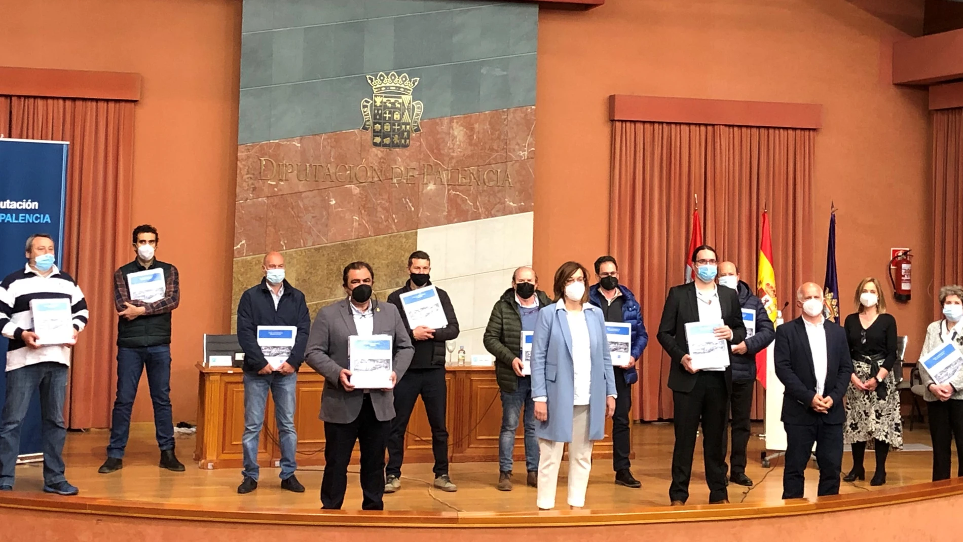 La presidenta de la Diputación de Palencia, Ángeles Armisén, realiza la entrega de los inventarios