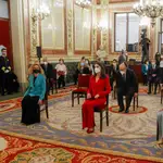 La reina Letizia junto con la vicepresidenta primera del Gobierno, Carmen Calvo, la presidenta del Congreso, Meritxell Batet y la presidenta del Senado, Pilar Llop