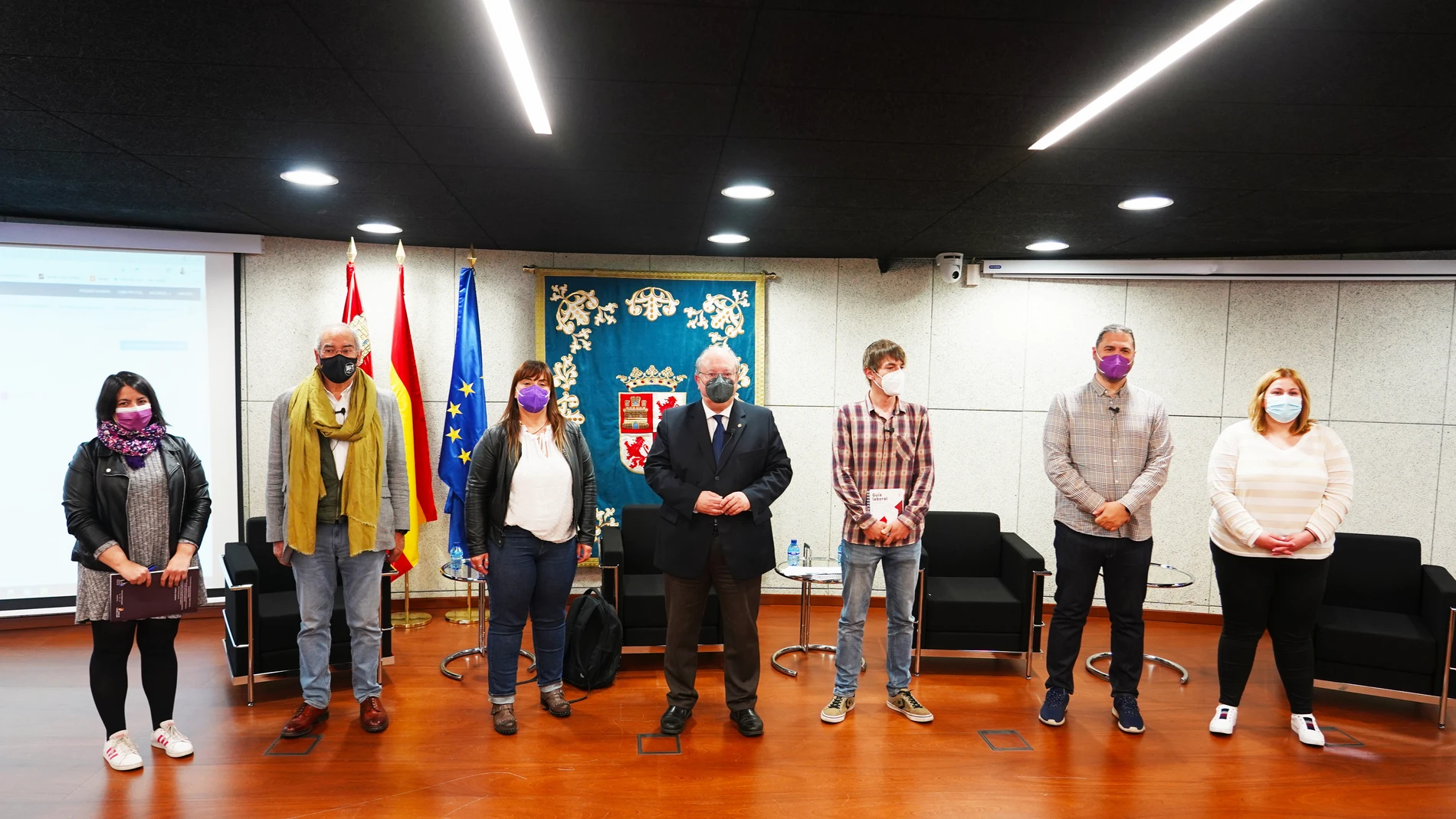(I a D) La secretaria para la Igualdad y Juventud UGT Castilla y León Ana Martín; el vicesecretario de UGT Castilla y León Evelio Angulo; la vicesecretaria general de UGT Cristina Antoñanzas; el presidente del CES Enrique Cabero; el portavoz Ruge-Revolucion Ugetista Eduardo Magaldi; el coordinador de turespuestasindical. es Rubén Ranz y la secretaria de Organización de la sección sindical de conecta bepo Vanessa Herrera