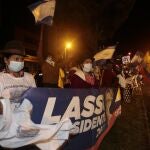 Simpatizantes del candidato presidencial Guillermo Lasso celebran frente al Consejo Nacional Electoral