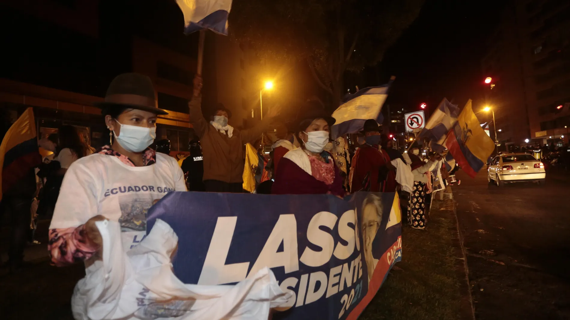 Simpatizantes del candidato presidencial Guillermo Lasso celebran frente al Consejo Nacional Electoral