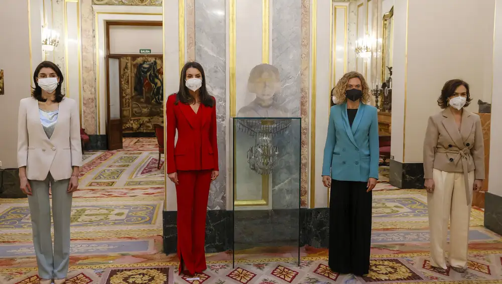 La Reina Letizia, junto a la presidenta del Congreso, Meritxell Batet, la presidenta del Senado, Pilar Llop, y la vicepresidenta primera del Gobierno, Carmen Calvo