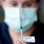 Una enfermera prepara una dosis de la vacuna de Pfizer contra la Covid-19
