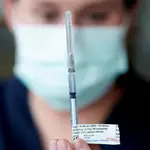 Una enfermera prepara una dosis de la vacuna de Pfizer contra la Covid-19