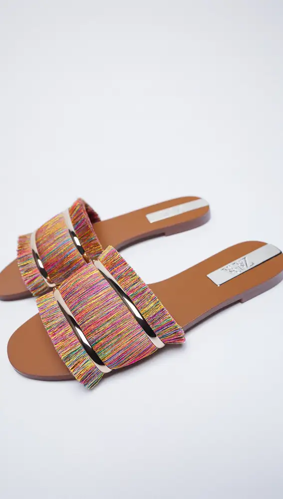 Sandalia con flecos multicolor de Zara
