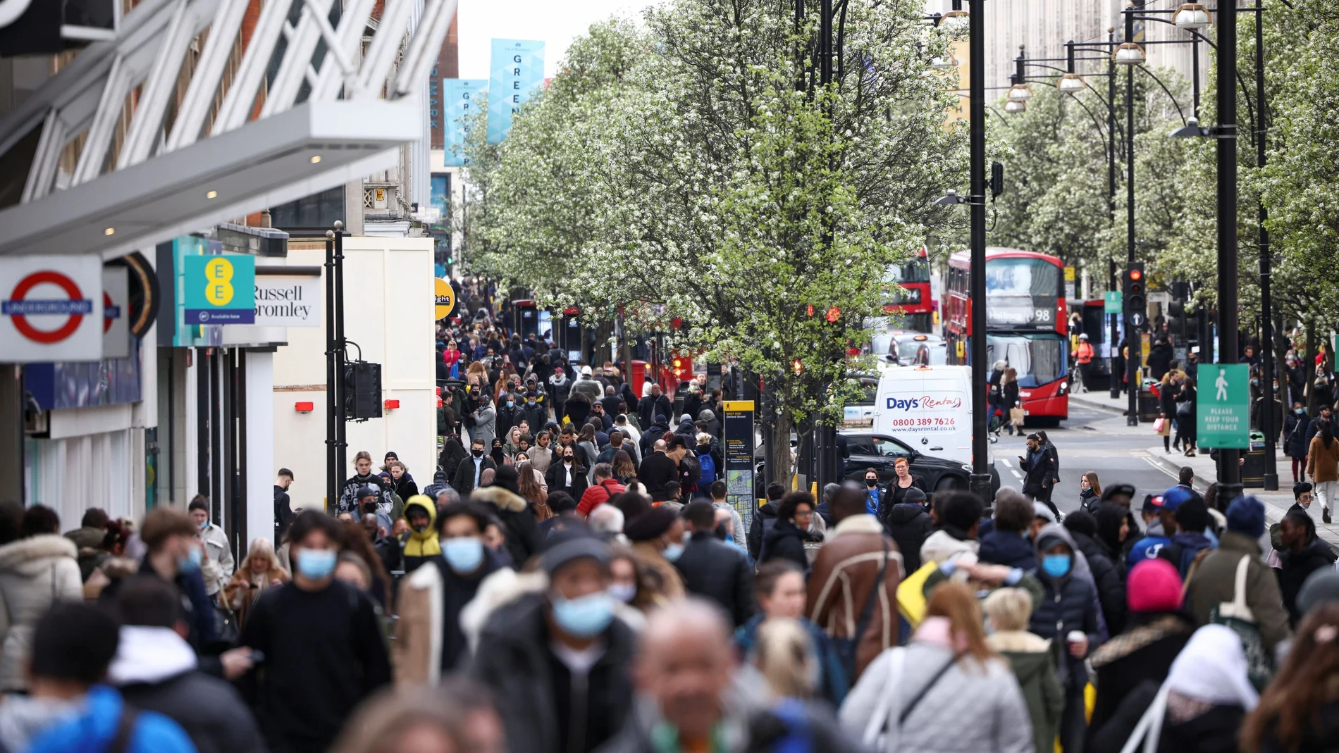 Ciudadanos caminan por una calle londinense