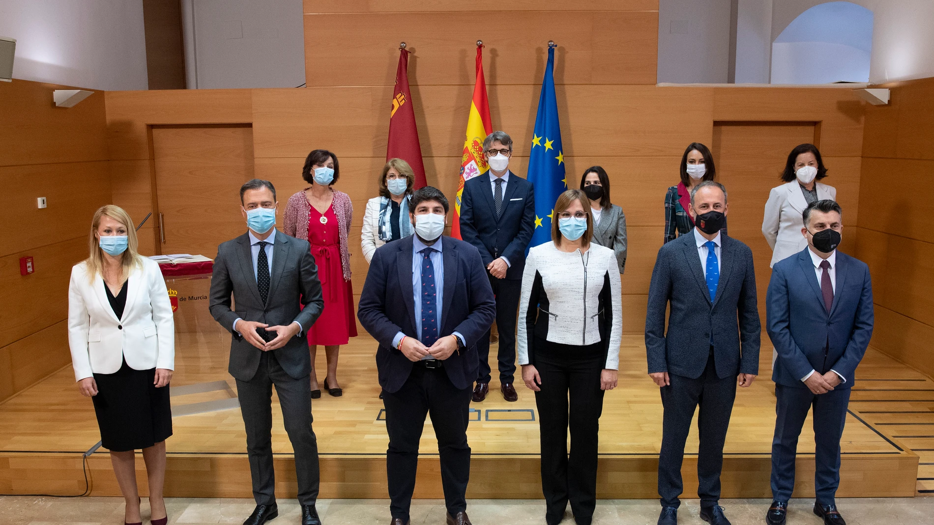 El presidente murciano, Fernando López Miras, junto a la vicepresidenta Isabel Franco, y los nuevos secretarios generales del Gobierno regional