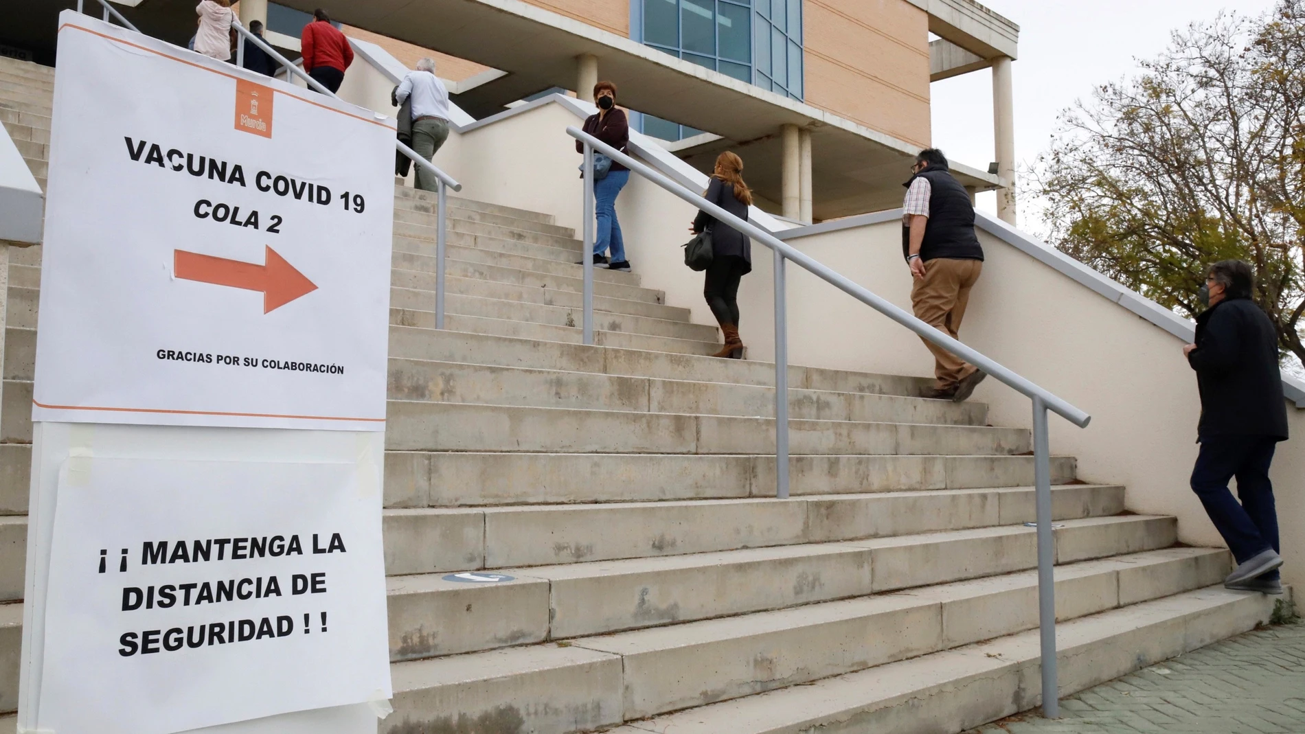 Varios ciudadanos hacen cola ante el Palacio de los Deportes para vacunarse contra la covid-19, dentro de la franja de población de entre 60 y 65 años, con dosis de AstraZeneca este lunes en Murcia