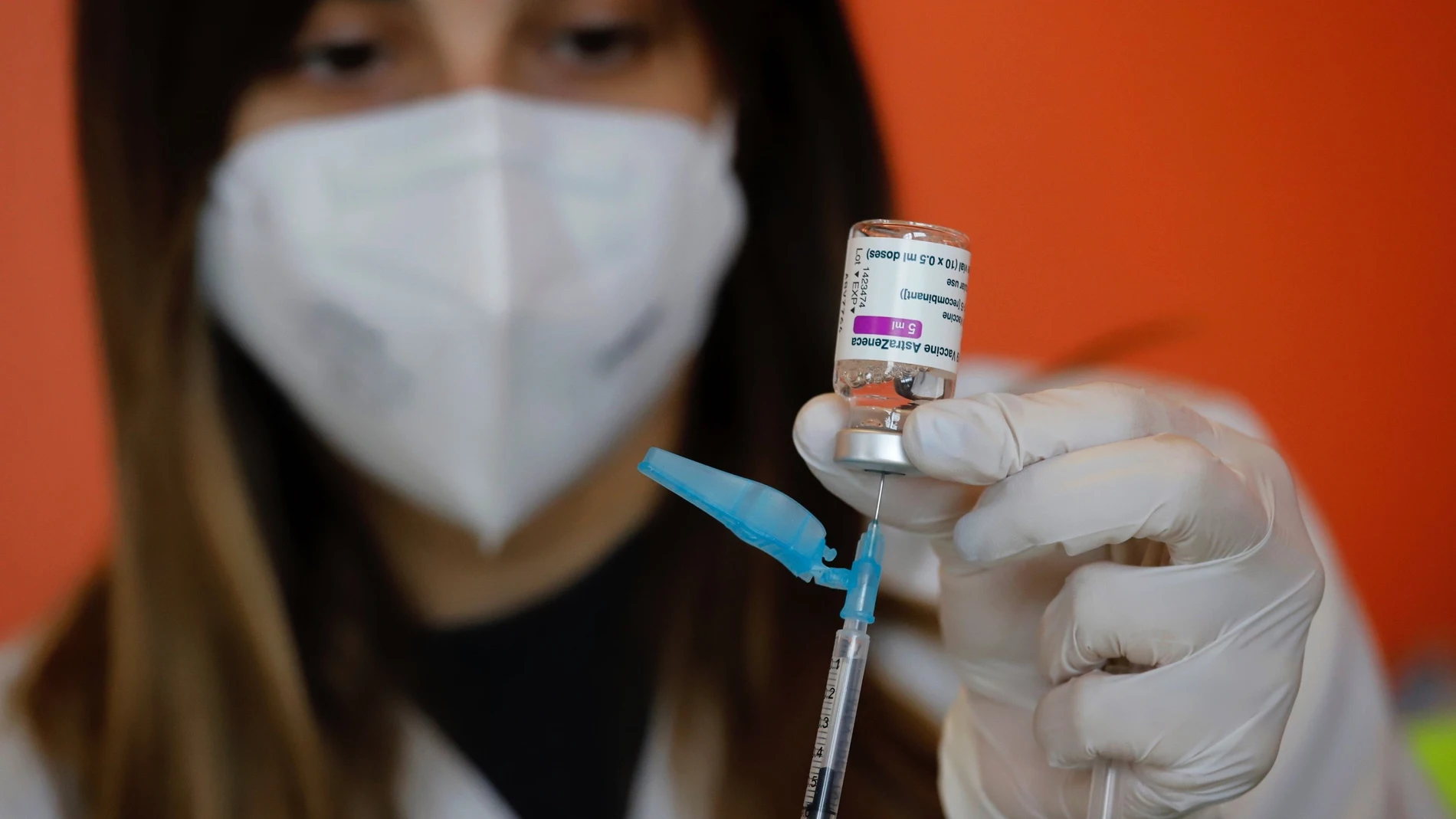 Una sanitaria prepara una dosis de la vacuna contra la covid-19