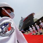 Miembros de la guardia de honor taiwanesa durante la botadura oficial del nuevo muelle de un nuevo buque de guerra