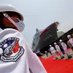 Miembros de la guardia de honor taiwanesa durante la botadura oficial del nuevo muelle de un nuevo buque de guerra