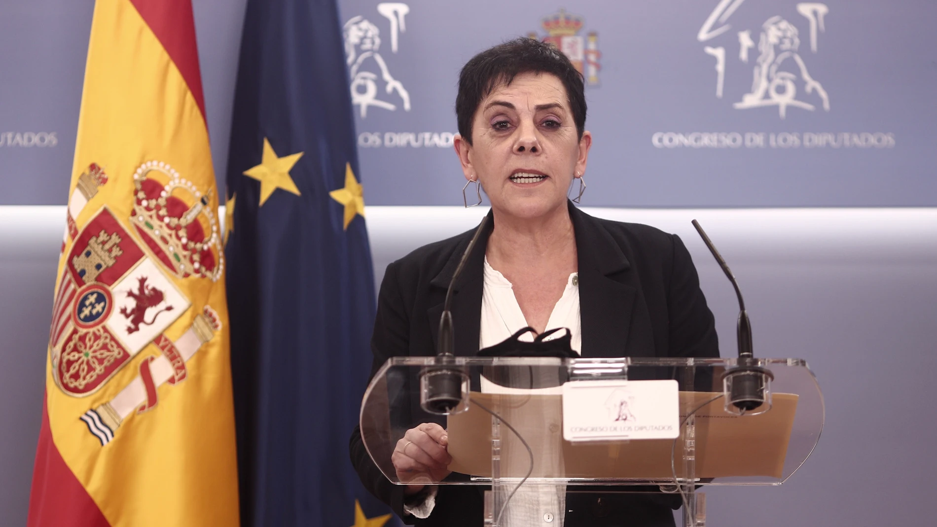La portavoz parlamentaria de EH Bildu, Mertxe Aizpurua, interviene en una rueda de prensa anterior a una Junta de Portavoces convocada en el Congreso de los Diputados, a 13 de abril de 2021, en Madrid