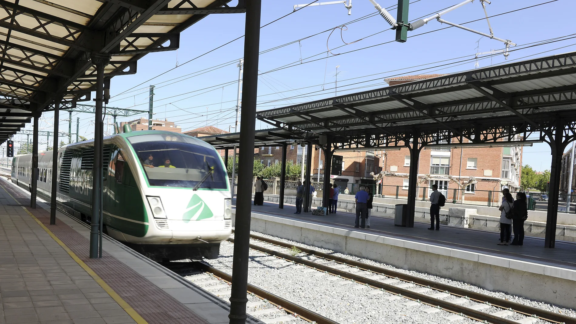 Un tren de Adif a su paso por Palencia