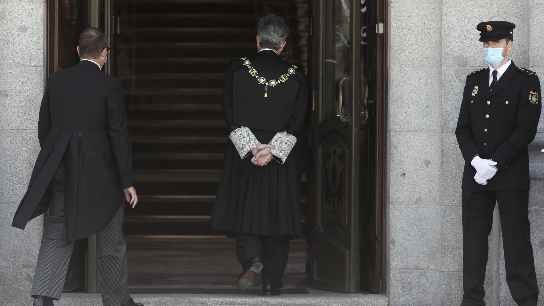 El presidente del Tribunal Supremo y del Consejo General del Poder Judicial (CGPJ), Carlos Lesmes, entra al Palacio de Justicia para asistir al acto de apertura del año judicial