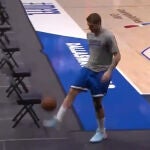 Luka Doncic da toques al balón con el pie antes de un partido con Dallas en la NBA.