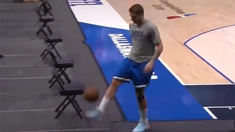 Luka Doncic da toques al balón con el pie antes de un partido con Dallas en la NBA.