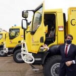 El consejero de Fomento y Medio Ambiente, Juan Carlos Suárez-Quiñones, hace entrega de tres nuevos camiones autobomba todoterreno para extinción de incendios forestales en Burgos, León y Zamora.