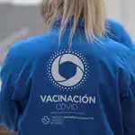 Una enfermera prepara una dosis de la vacuna de Pfizer en Galicia
