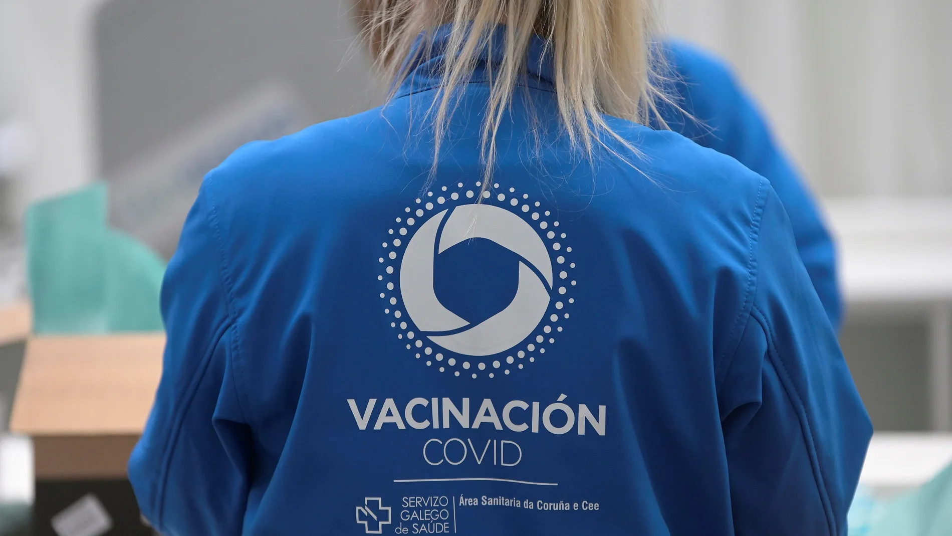 Una enfermera prepara una dosis de la vacuna de Pfizer en Galicia