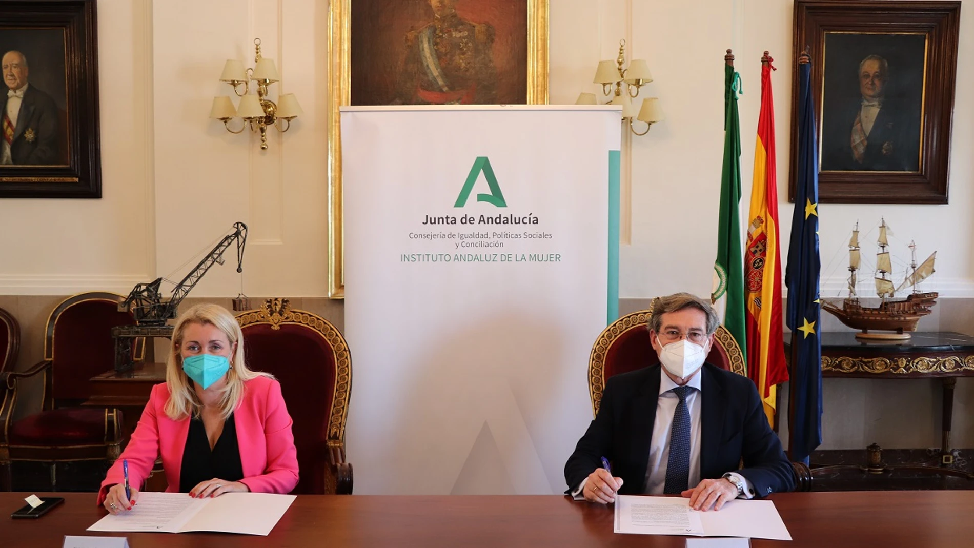 Laura Fernández y Rafael Carmona en el acto de adhesión a la Red de Entidades Conciliadoras de Andalucía