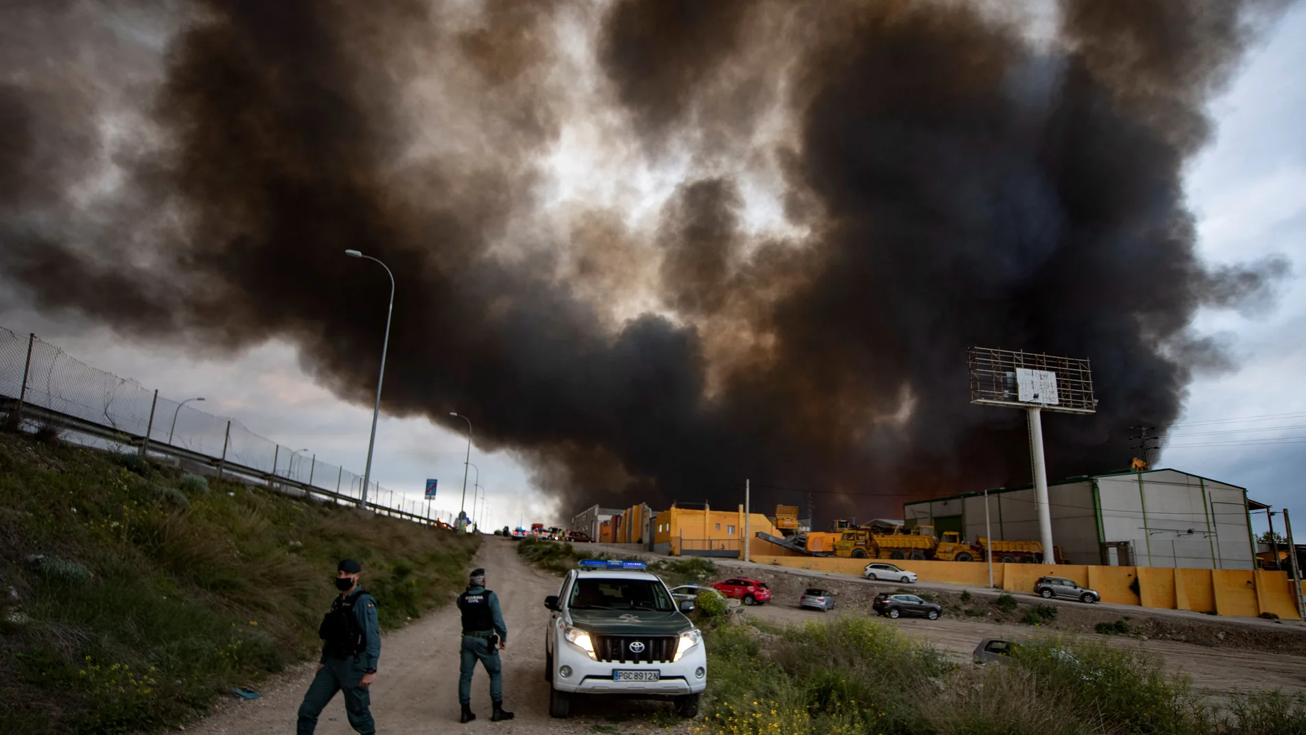 Columnas de humo en un incendio en polígono industrial de Seseña, Toledo