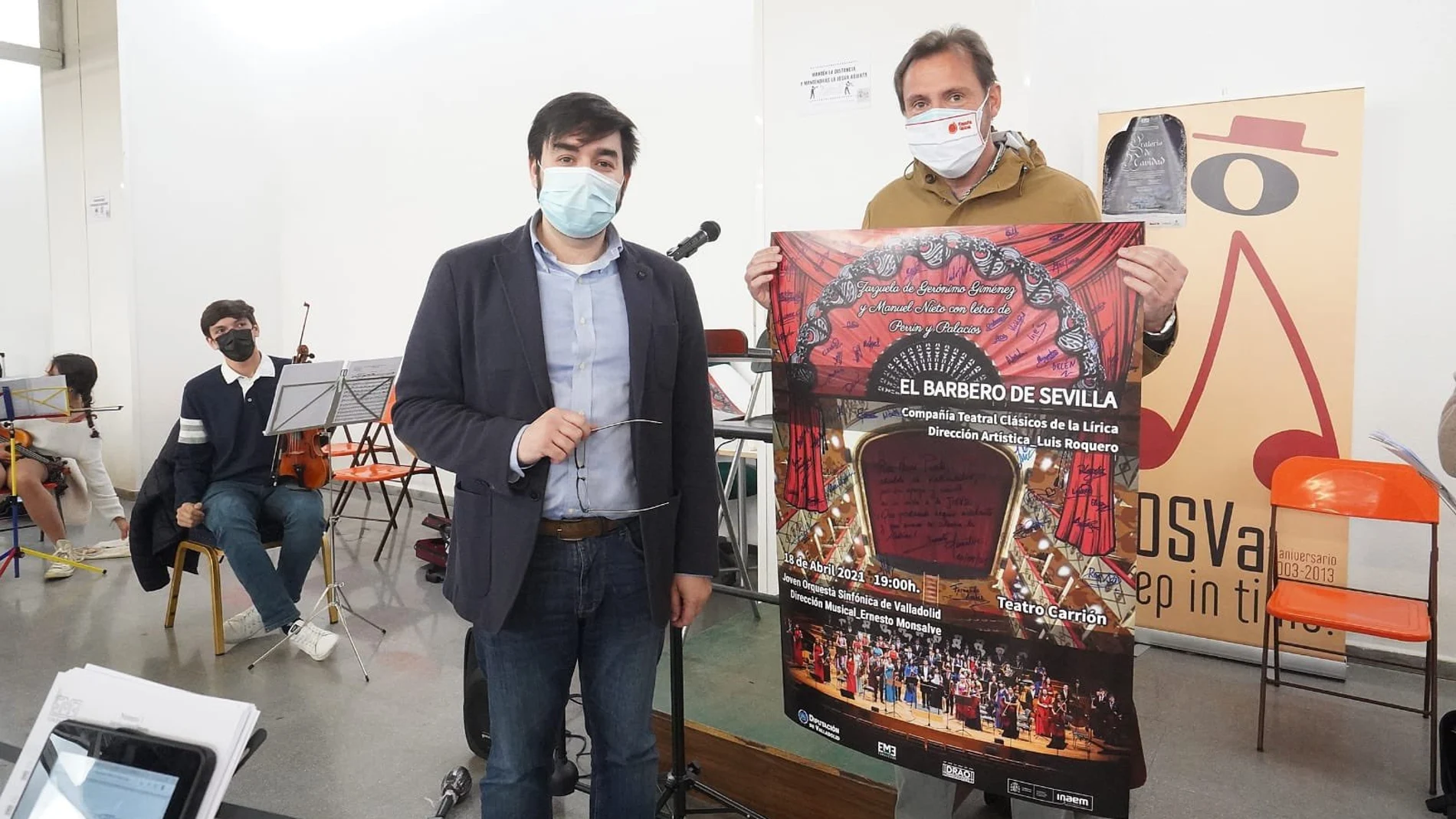 Ernesto Monsalve con Óscar Puente con el cartel de la obra