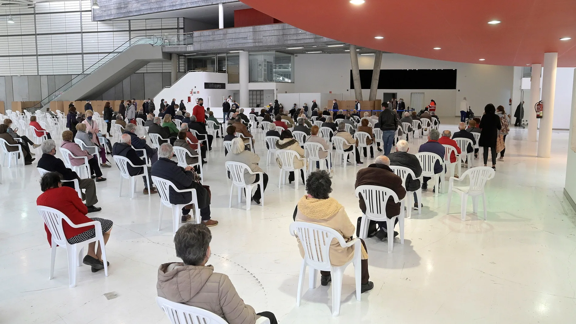 Vista de la vacunación masiva con el preparado de Pfizer entre todos los vecinos del área sanitaria de 75 a 79 años en un pabellón del Recinto Ferial de La Coruña este martes
