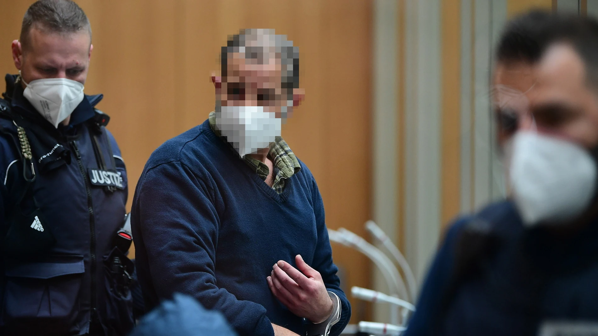 Werner S., líder del Gruppe S, es conducido por la Policía al tribunal de Stuttgart que le juzga a él y a otros once neonazis