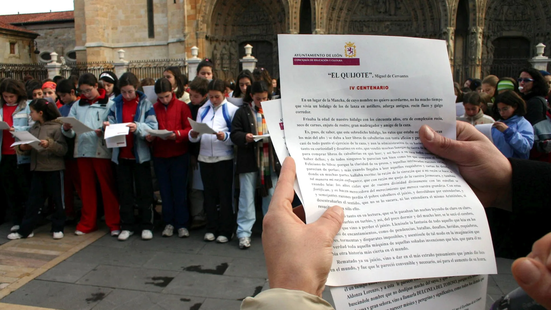 Un grupo de escolares leoneses lee el primer capítulo de El Quijote en la Plaza de la Catedral de León antes de la pandemia