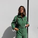 La influencer Jenn Muchelas con mono largo en color verde/ Instagram @jmuchelas