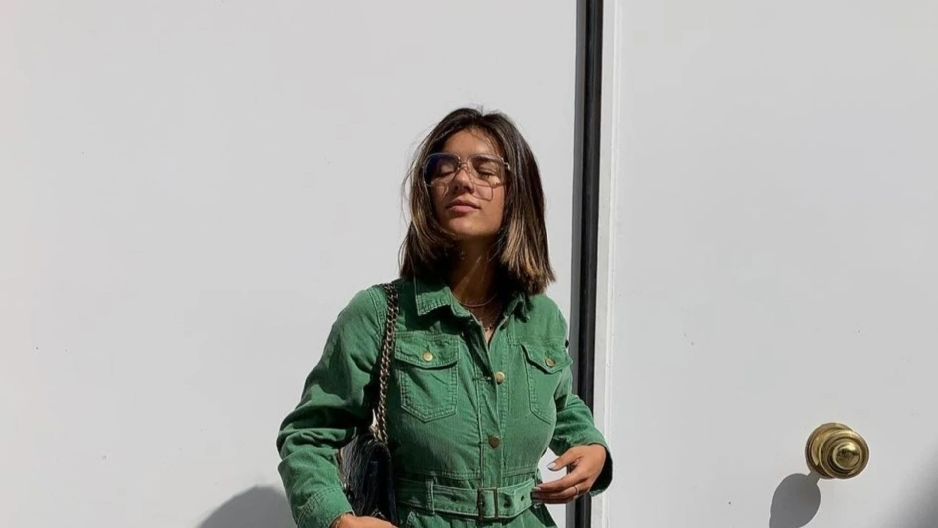 La influencer Jenn Muchelas con mono largo en color verde/ Instagram @jmuchelas