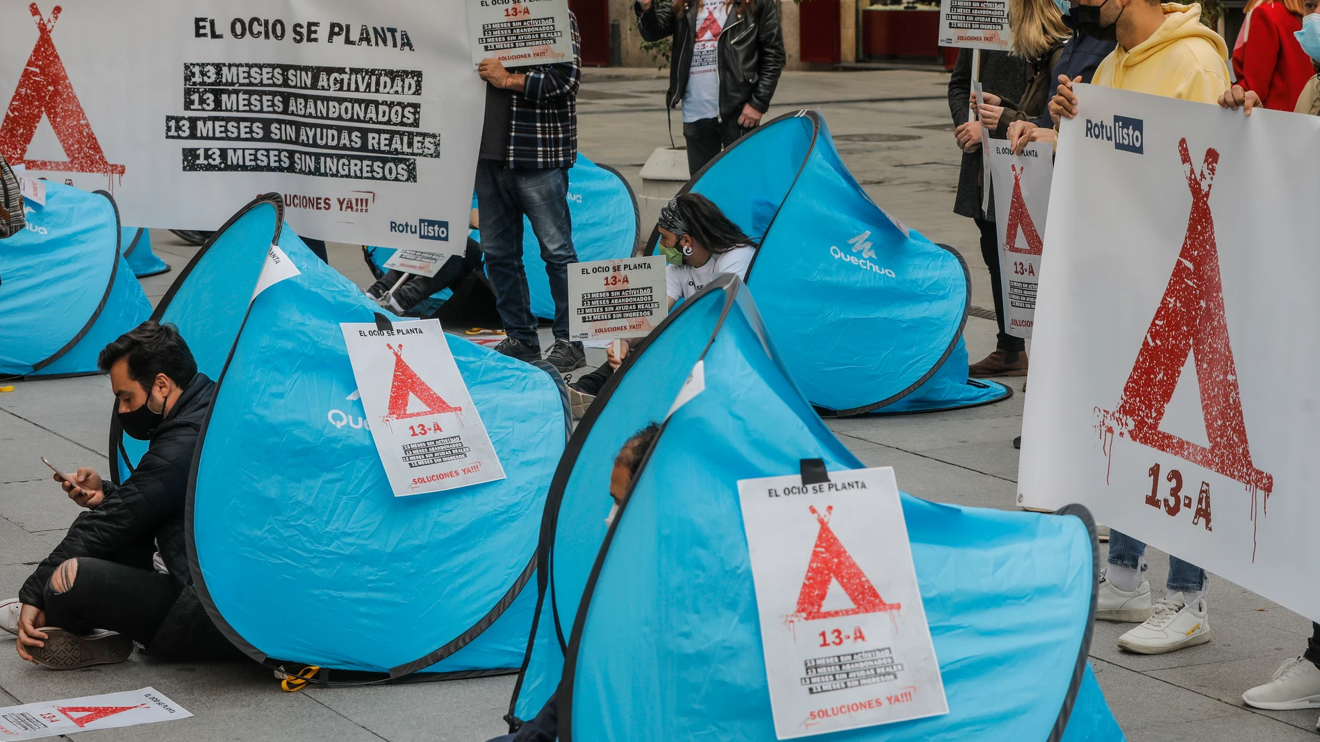 Varios trabajadores del ocio nocturno acampan ante el Palau de la Generalitat, a 13 de abril de 2021, en Valencia