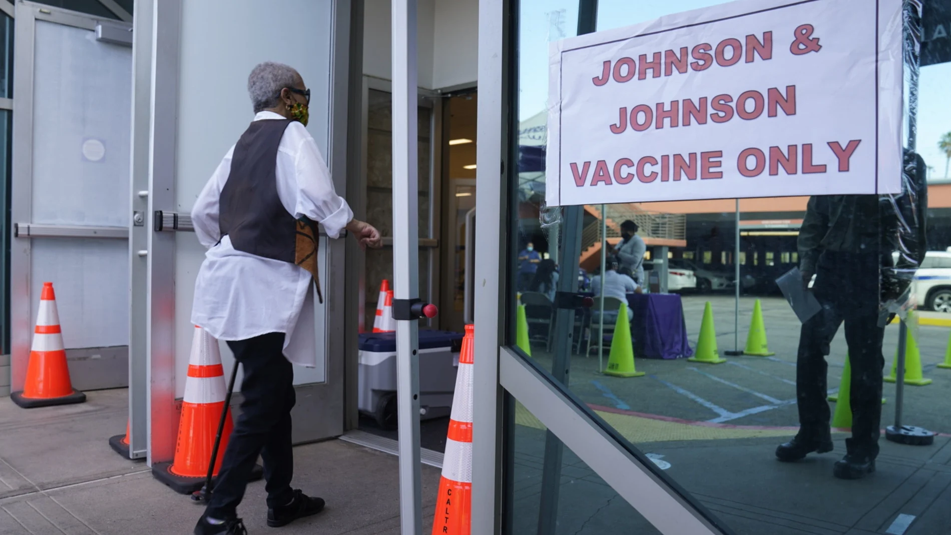Una mujer espera su turno para ser vacunada en California (Estados Unidos)