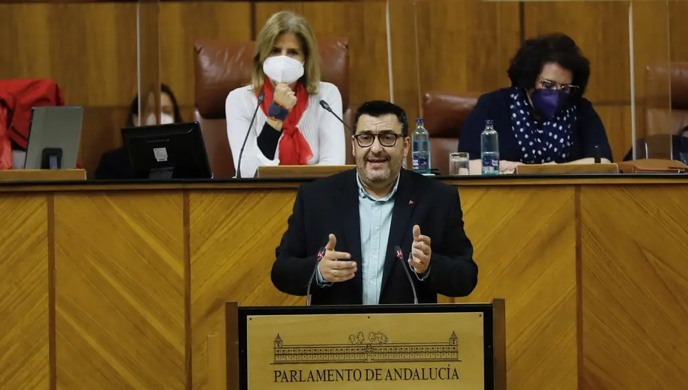 El parlamentario de Adelante, Guzmán Ahumada, durante el pleno del Parlamento de Andalucía celebrado hoy en Sevilla. EFE/José Manuel Vidal.