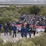 Trabajadores de Airbus de la bahía de Cádiz, acompañados de empleados de la industria auxiliar aeronáutica, y de representantes de diferentes partidos y administraciones, durante la manifestación