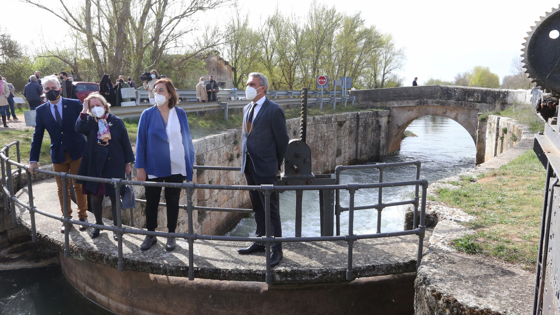 El delegado del Gobierno en Castilla y León, Javier Izquierdo, junto con la presidenta de la Confederación Hidrográfica del Duero, Cristina Danés, y la presidenta de la Diputación, Ángeles Armisén, presenta el proyecto de recuperación del conjunto de la esclusa 13 del Canal de Castilla