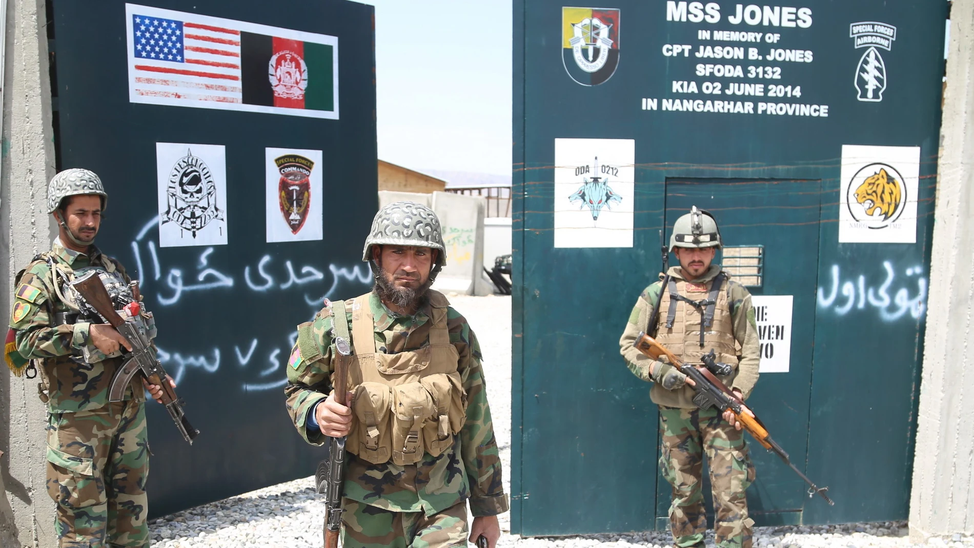 Soldados del ejército afgano aseguran una base militar que anteriormente utilizaban los soldados estadounidenses, en el distrito de Haska Meyna de la provincia de Nangarhar, Afganistán