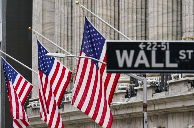 Las barras y estrellas ondeando en Wall Street