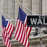 Las barras y estrellas ondeando en Wall Street