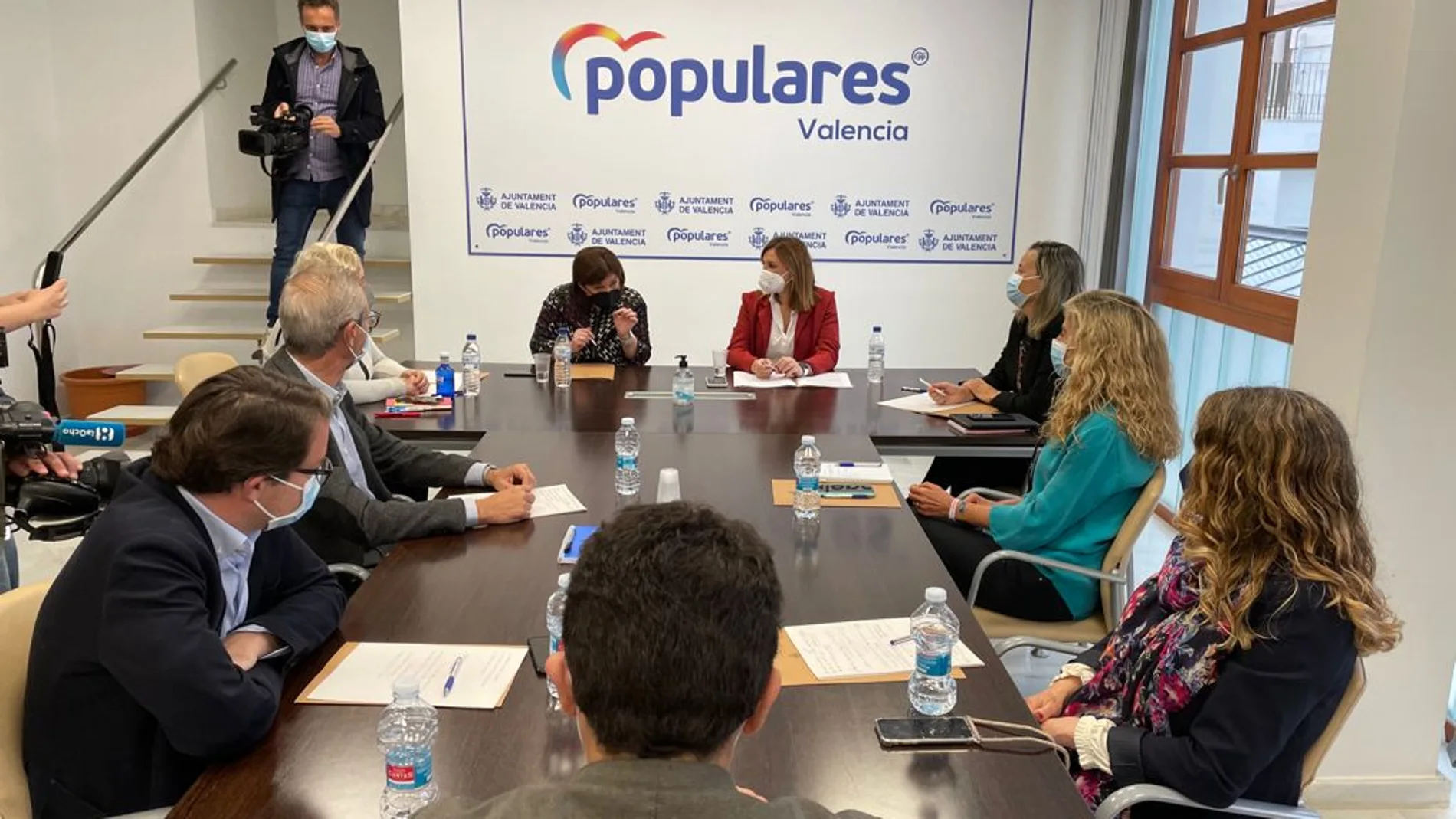 La presidenta del PP, Isabel Bonig, se ha reunido con el grupo municipal del PP en el Ayuntamiento de Valencia
