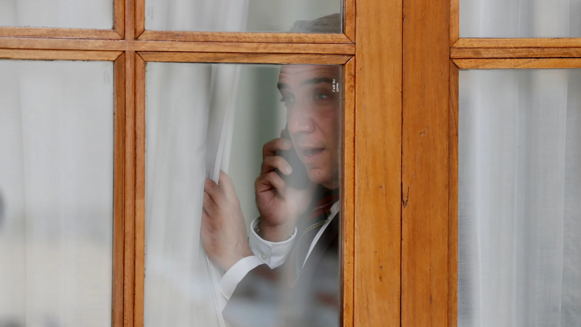 El portavoz del Gobierno andaluz, Elías Bendodo, a su llegada al pleno del Parlamento de Andalucía. EFE/José Manuel Vidal.