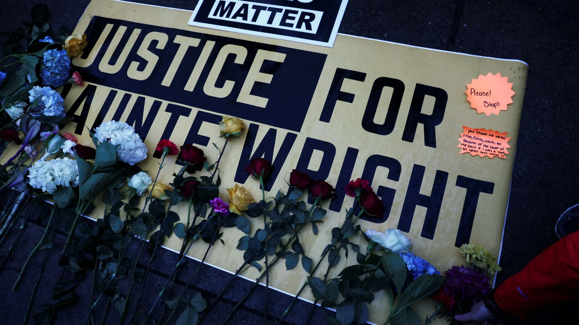 Flores sobre un cartel que pide justicia para Daunte Wright, en Brooklyn Center, Minesota.LEAH MILLIS/Reuters