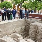 Del Pozo y Bellido observan, junto a responsables del Cabildo y el resto de autoridades, la excavación arqueológica en el Patio de los Naranjos de la Mezquita-Catedral de Córdoba