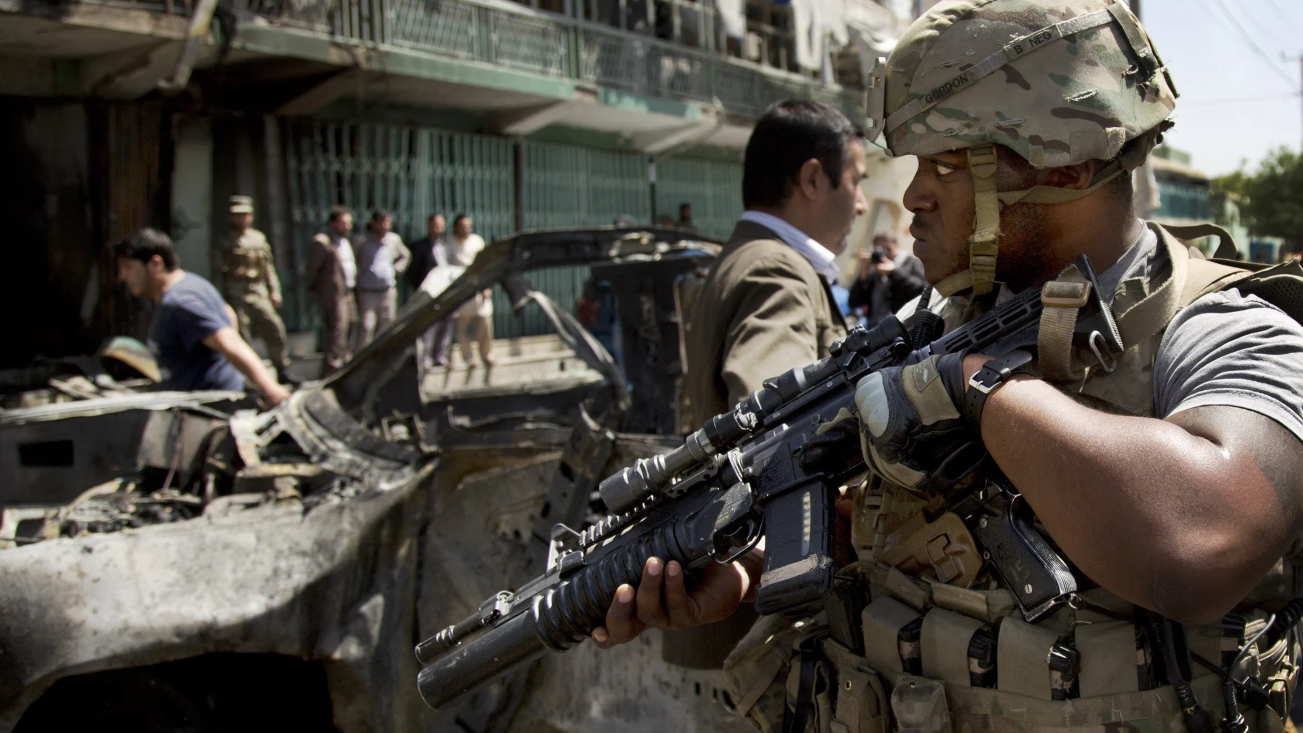 Un soldado estadounidense en el lugar donde un coche bomba suicida atacó un convoy de la OTAN en Kabul, Afganistán, el 16 de mayo de 2013